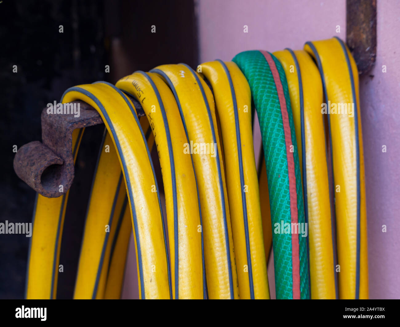 Tuyau d'eau jaune sur un support permanent Photo Stock - Alamy