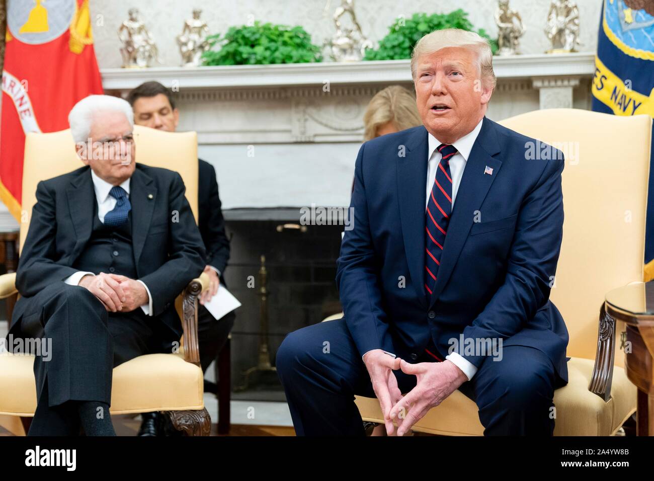 Washington, États-Unis d'Amérique. 16 octobre, 2019. Président américain Donald Trump, droit, parle aux médias avant le début d'une réunion bilatérale avec le président italien Sergio Mattarella, gauche, dans le bureau ovale de la Maison Blanche le 16 octobre 2019 à Washington, DC. Credit : Shealah Craighead/White House Photo/Alamy Live News Banque D'Images