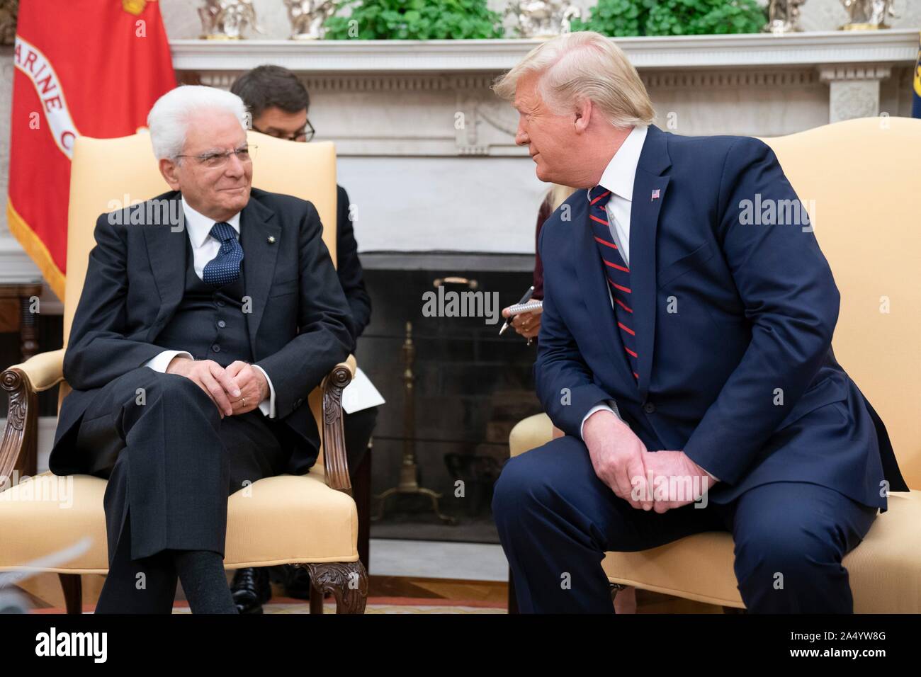 Washington, États-Unis d'Amérique. 16 octobre, 2019. Président américain Donald Trump, droit, parle aux médias avant le début d'une réunion bilatérale avec le président italien Sergio Mattarella, gauche, dans le bureau ovale de la Maison Blanche le 16 octobre 2019 à Washington, DC. Credit : Shealah Craighead/White House Photo/Alamy Live News Banque D'Images