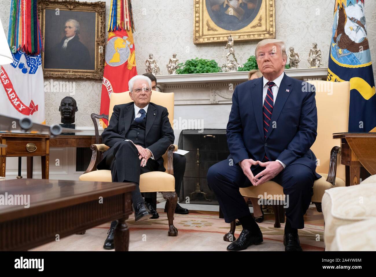 Washington, États-Unis d'Amérique. 16 octobre, 2019. Président américain Donald Trump, droit, parle aux médias avant le début d'une réunion bilatérale avec le président italien Sergio Mattarella, gauche, dans le bureau ovale de la Maison Blanche le 16 octobre 2019 à Washington, DC. Credit : Shealah Craighead/White House Photo/Alamy Live News Banque D'Images