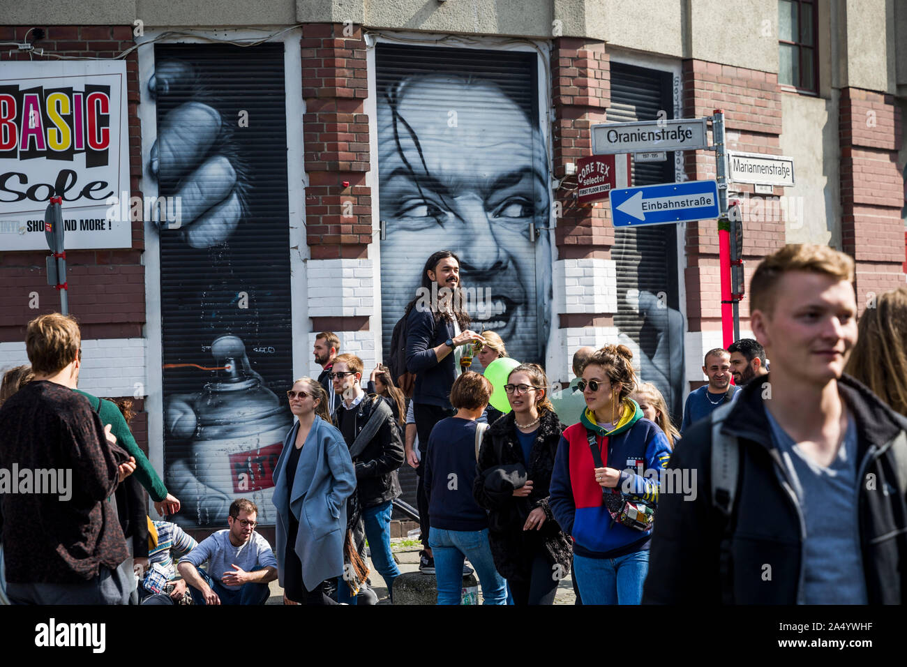 La foule près de Jack Nicholson artwork pour le premier mai 2019 à Berlin, Allemagne Banque D'Images