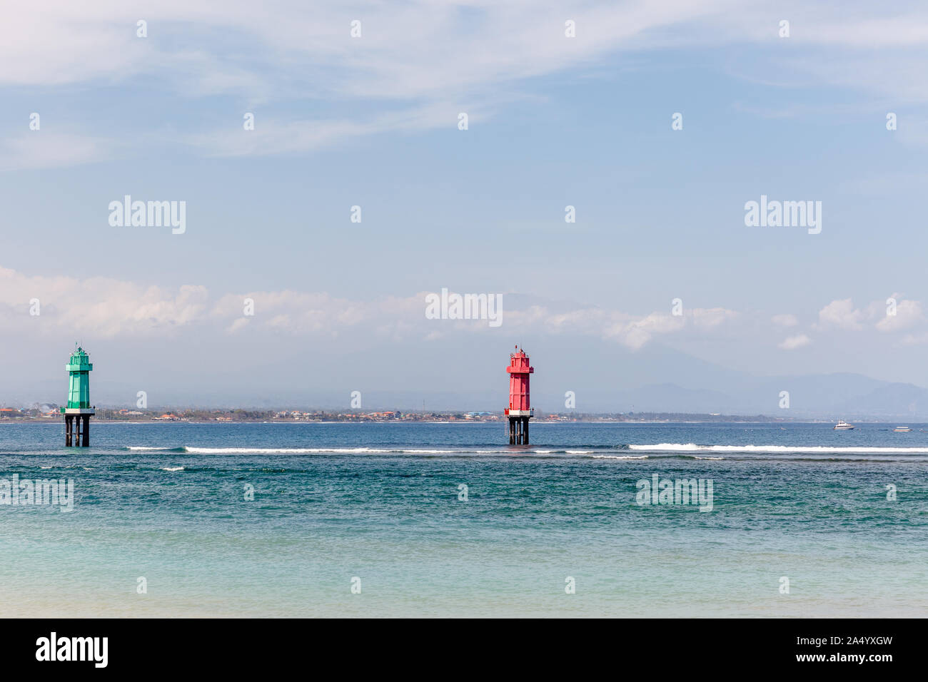 Vue sur la plage de Sanur. Canal vert et rouge des marqueurs dans l'océan. Bali, Indonésie. Banque D'Images