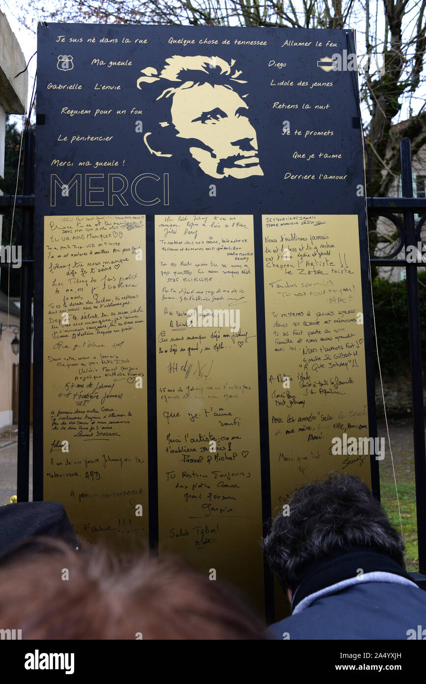 Décembre 7th, 2017 - Marnes La Coquette Johnny Hallyday est mort à 74 ans le 6 décembre à son domicile de Marnes La Coquette, le lendemain de fans et médias sont toujours à l'extérieur de sa chambre pour rendre hommage à la chanteuse. Banque D'Images