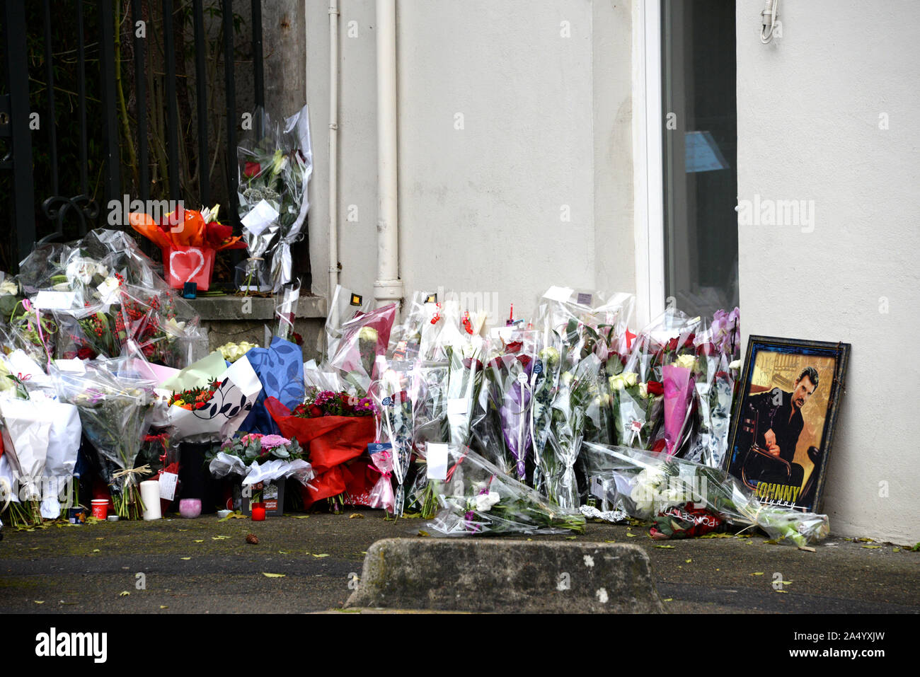 Décembre 7th, 2017 - Marnes La Coquette Johnny Hallyday est mort à 74 ans le 6 décembre à son domicile de Marnes La Coquette, le lendemain de fans et médias sont toujours à l'extérieur de sa chambre pour rendre hommage à la chanteuse. Banque D'Images