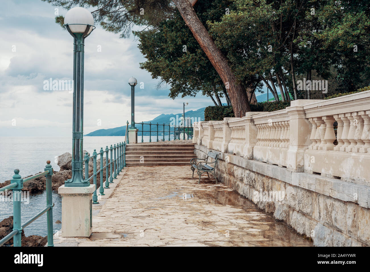 Chemin de pierre le long de la côte d'Opatija, Croatie, Europe. Pas de personnes. Destinations de voyage de vacances autour de l'Europe. Banque D'Images