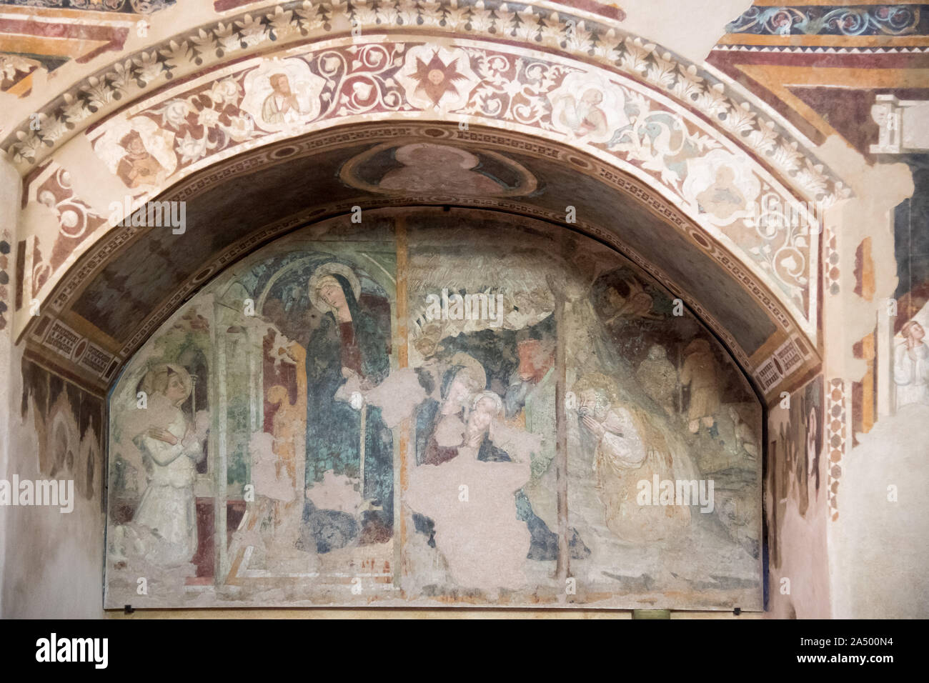 Fresques votives par l'école de Orvieto XIII-XIV siècle Romane de Chiesa di San Giovenale (Saint Juvenal de Bénévent) église construite en 1004 est Banque D'Images