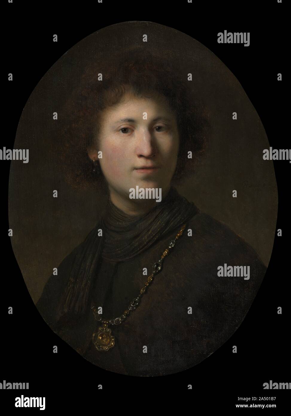 Un jeune homme avec une chaîne, ch. 1629 ou 1632. Cette peinture est un exemple de tronie , un mot néerlandais qui signifie "chef" ou "l'expression du visage." Tronies n'étaient pas destinées à être identifiables des portraits, mais les enquêtes de l'apparence faciale artistique et costumes de fantaisie. En particulier dans les années 1630, Rembrandt utilisé ce format populaire pour explorer différents effets d'éclairage et les expressions faciales. Ici, le fort contraste d'ombre et de lumière façonne les contours du jeune homme&# x2019;s visage ; accessoires inhabituels tels que le foulard rayé et pendentif scintillant sur un jewelled Banque D'Images