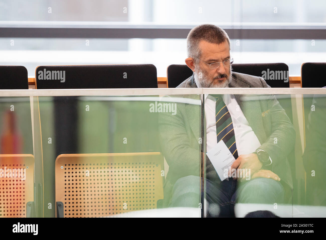 Erfurt, Allemagne. 17 Oct, 2019. Stephan Kramer, chef de la forêt Thuringeoise Office fédéral de protection de la Constitution, fait suite à la session extraordinaire de l'état de Thuringe au Parlement européen sur la protection de la constitution. L'AfD de Thuringe accuse le chef de l'Office de protection de la constitution d'agir de manière neutre et peut-être même illégalement et personnel exigences conséquences. Crédit : Michael Reichel/dpa/Alamy Live News Banque D'Images