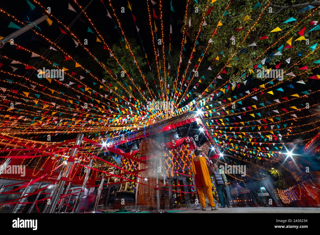 Katmandou, Népal - 2 octobre 2019 : Temple Hindou décoré avec des lumières de Diwali Festival Banque D'Images