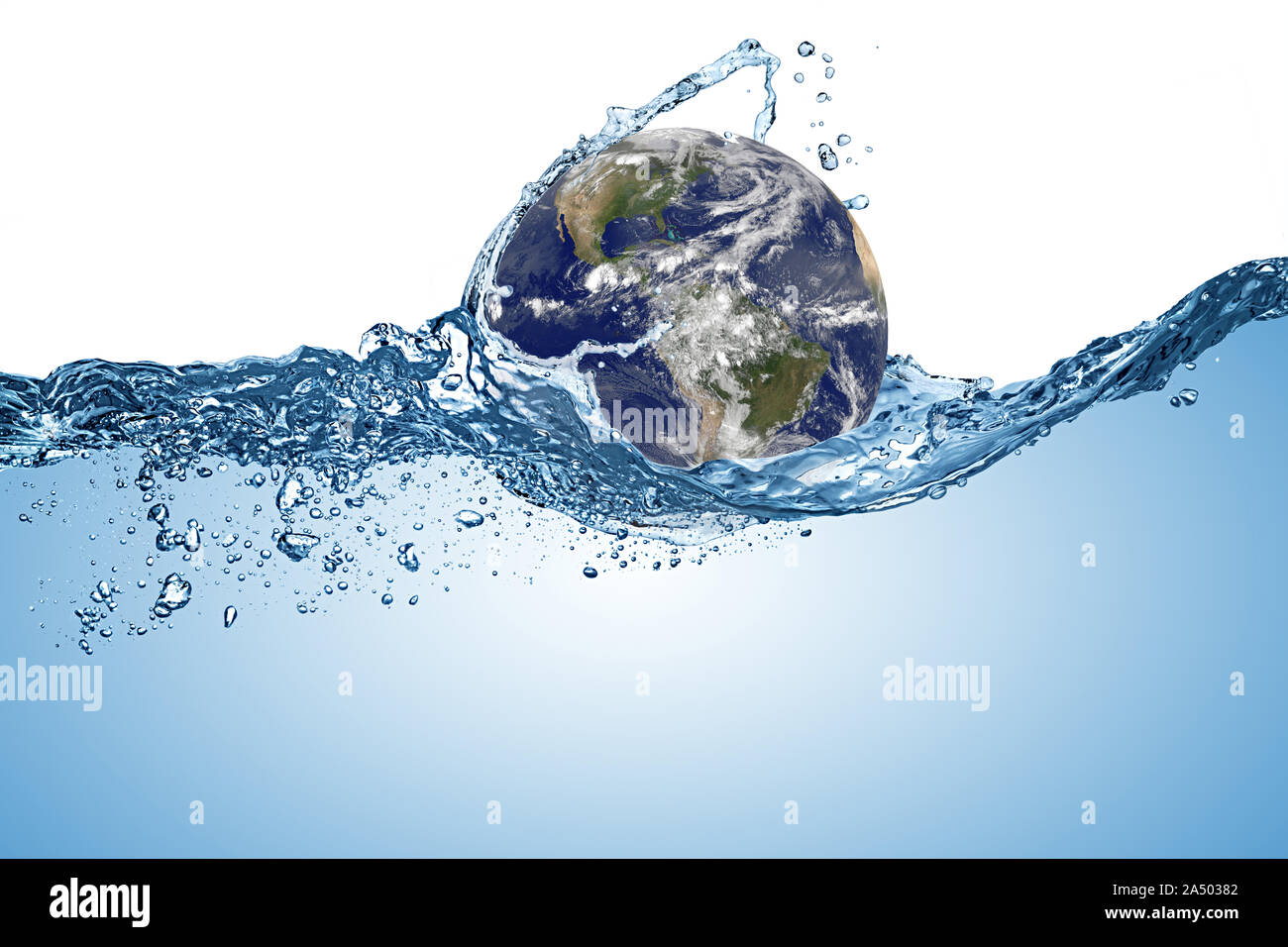 La planète terre globe dans la vague de l'eau dans l'océan. Changement climatique Le réchauffement concept isolé sur fond blanc. Éléments de cette image fournie Banque D'Images