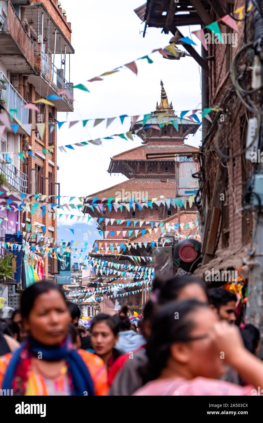 Katmandou, Népal - 21 septembre 2019 : foule de gens marcher dans les rues de Patan Durbar Square Banque D'Images