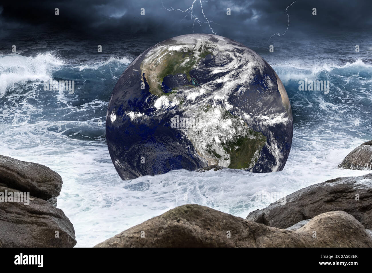 La planète terre globe dans la vague orageuse de l'eau dans les océans. Changement climatique Le réchauffement de la mer sur l'arrière-plan. concept Les éléments de cette image f Banque D'Images