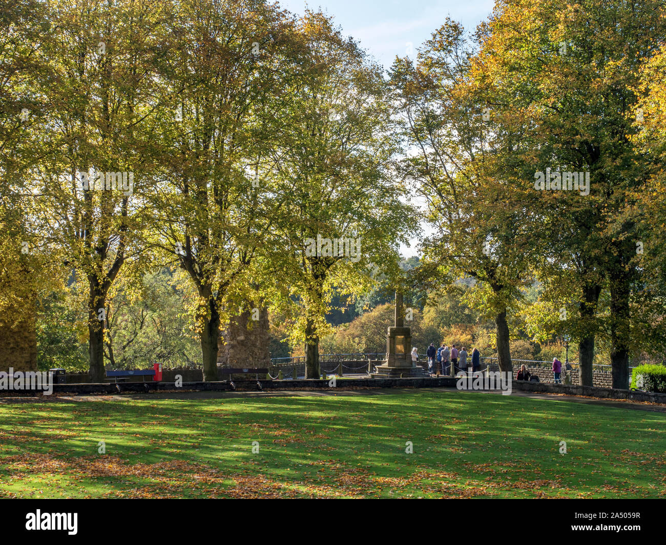 Monument commémoratif de guerre situé parmi les arbres d'automne dans le parc du château de Knaresborough à North Yorkshire Angleterre Banque D'Images