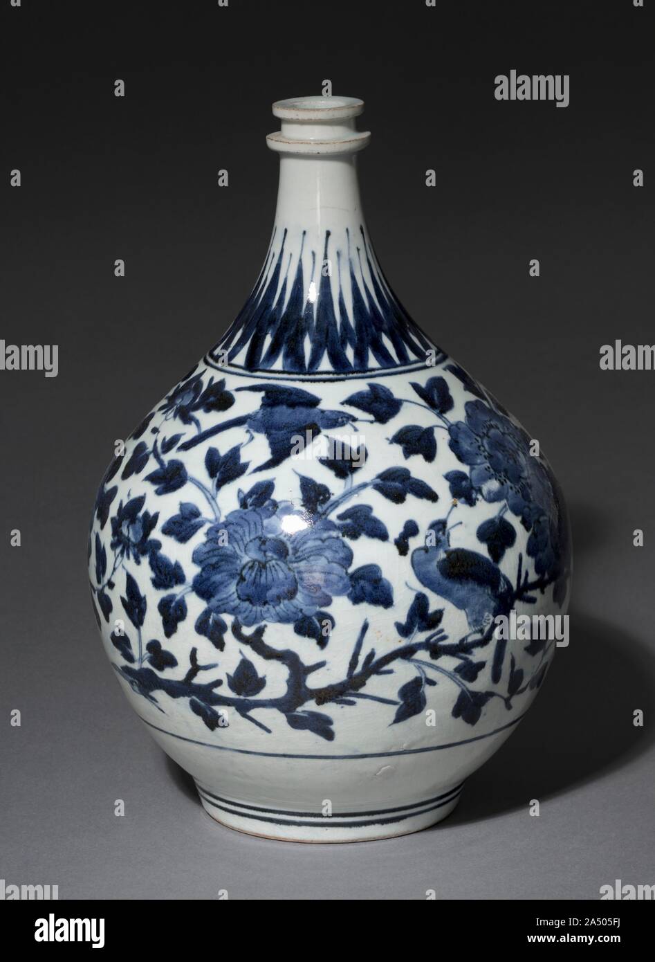 Bouteille d'apothicaire, ch. 1670-1680. Cette bouteille en porcelaine blanche est décorée d'oiseaux et de fleurs bleu cobalt. Bien qu'inspiré par les pots d'apothicaire fonctionnels utilisés dans les pharmacies médiévale, cette bouteille était susceptible de décoration. Sa face inférieure a les initiales IC, qui sont presque certainement ceux de Johannes Camphuys (1634-1695), qui était en charge de la Dutch East India Company&# x2019;s opérations dans Deshima en 1671. Au cours de la période Edo, le gouvernement japonais a relégué les commerçants hollandais de l'île artificielle de Deshima dans le port de Nagasaki en tant que moyen de prévention de l'influence européenne sur le native popul Banque D'Images