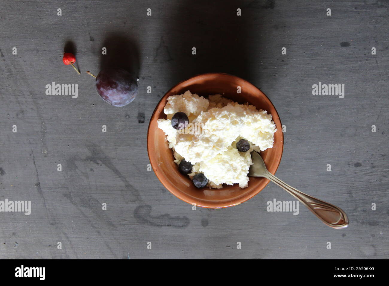 Les agriculteurs de fromage, de fromage blanc ou de fromage cottage dans un bol sur la table, Banque D'Images