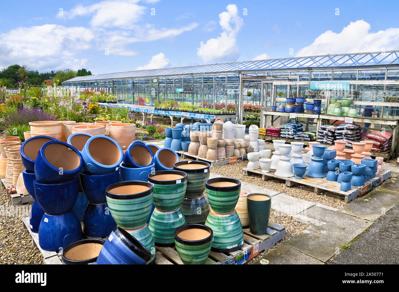 Une variété de céramique et de pots en terre cuite empilées dans un jardin pépinière, UK Banque D'Images