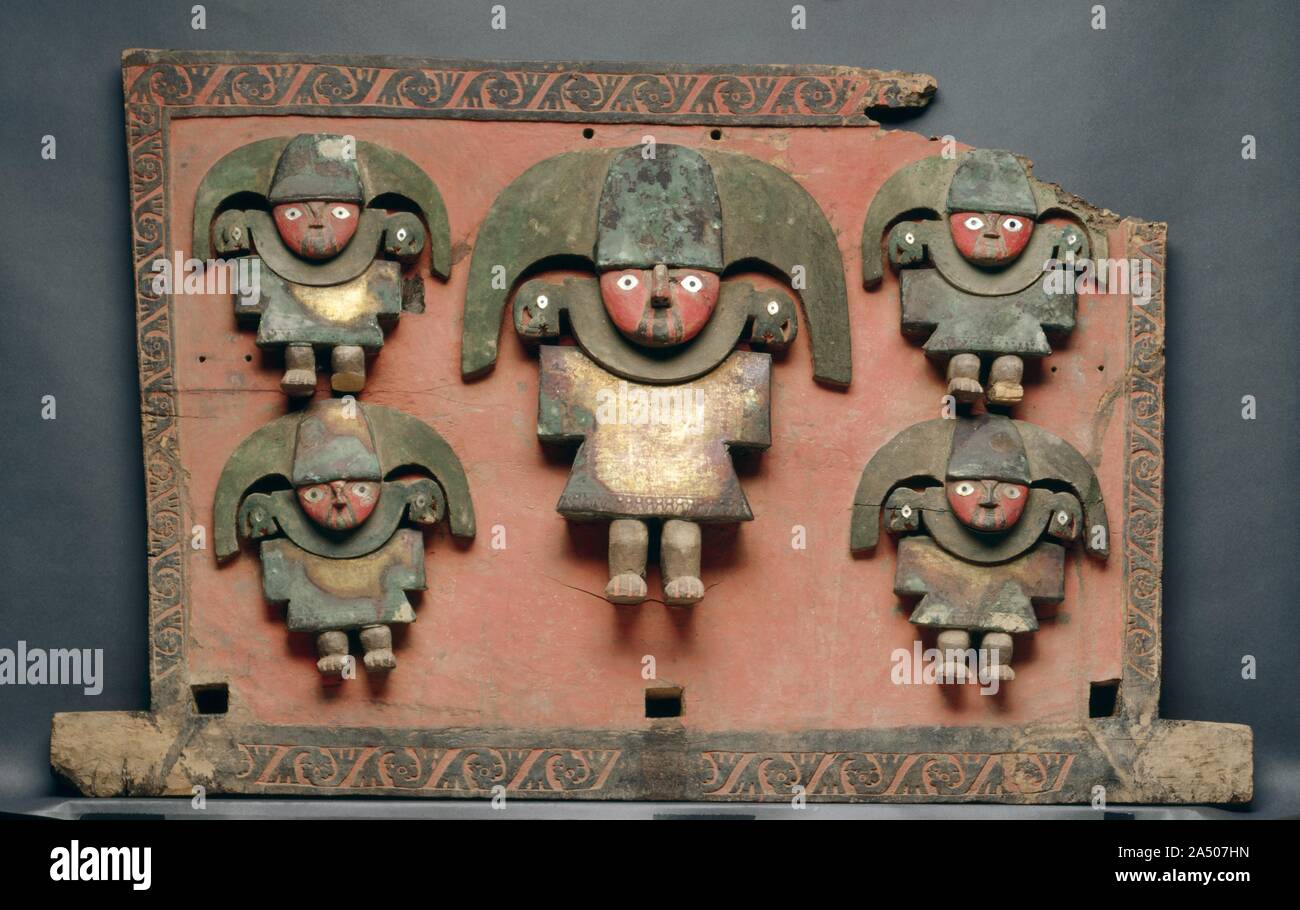 Le dossier d'une litière, 900-1470. Ce rare objet spectaculaire, a servi de support pour le dos d'une litière transportés par les porteurs, un mode de transport réservé aux membres honorés de nombreuses sociétés sans l'aide d'animaux ou des véhicules à roues. Le simple, les chiffres en gras-peut-être une Chim&# xsg ; seigneur et quatre fonctionnaires-portent tous des colliers larges, tuniques, et des coiffures de croissant qui sont soit peint ou recouvert de golden mais maintenant-tôle corrodées. Les trous au fond probablement servi de points d'arrimage pour un faisceau qui appuie la portée du conducteur. Susan E. Bergh, PH.D., conservateur adjoint de l'Art, Banque D'Images Le dossier d'une litière, 900-1470. Ce rare objet spectaculaire, a servi de support pour le dos d'une litière transportés par les porteurs, un mode de transport réservé aux membres honorés de nombreuses sociétés sans l'aide d'animaux ou des véhicules à roues. Le simple, les chiffres en gras-peut-être une Chim&# xsg ; seigneur et quatre fonctionnaires-portent tous des colliers larges, tuniques, et des coiffures de croissant qui sont soit peint ou recouvert de golden mais maintenant-tôle corrodées. Les trous au fond probablement servi de points d'arrimage pour un faisceau qui appuie la portée du conducteur. Susan E. Bergh, PH.D., conservateur adjoint de l'Art, Banque D'Images