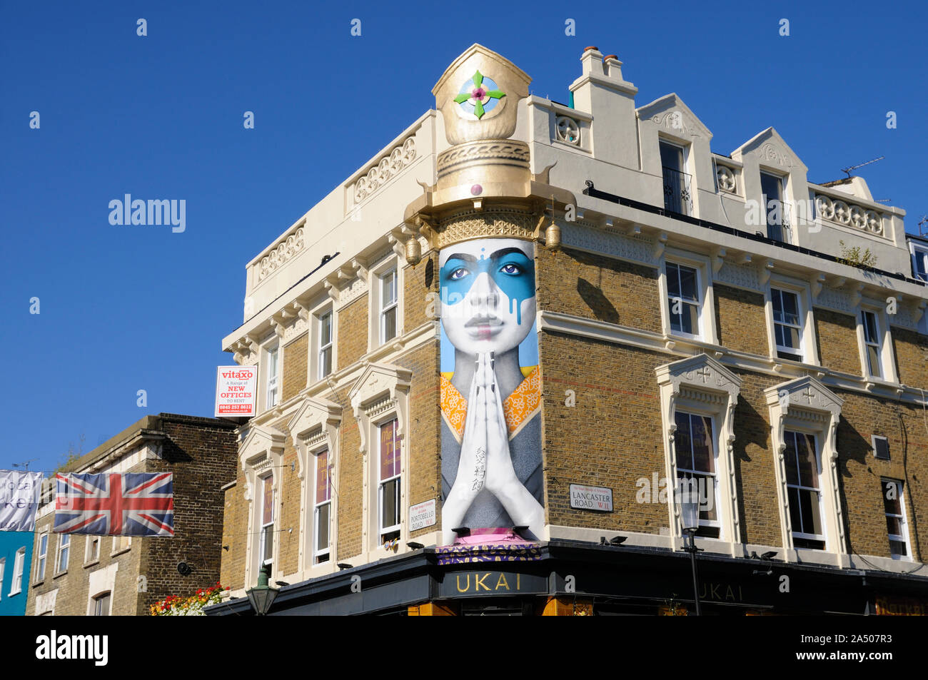 Street art mural "Lady Kinoko' par Fin CAD au-dessus du restaurant Japonais UKAI, Portobello Road et Lancaster Road, Notting Hill, London, England, UK Banque D'Images