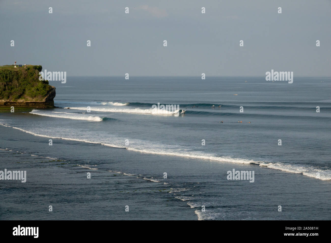 En surfant à plage de Balangan à Bali, Indonésie Banque D'Images