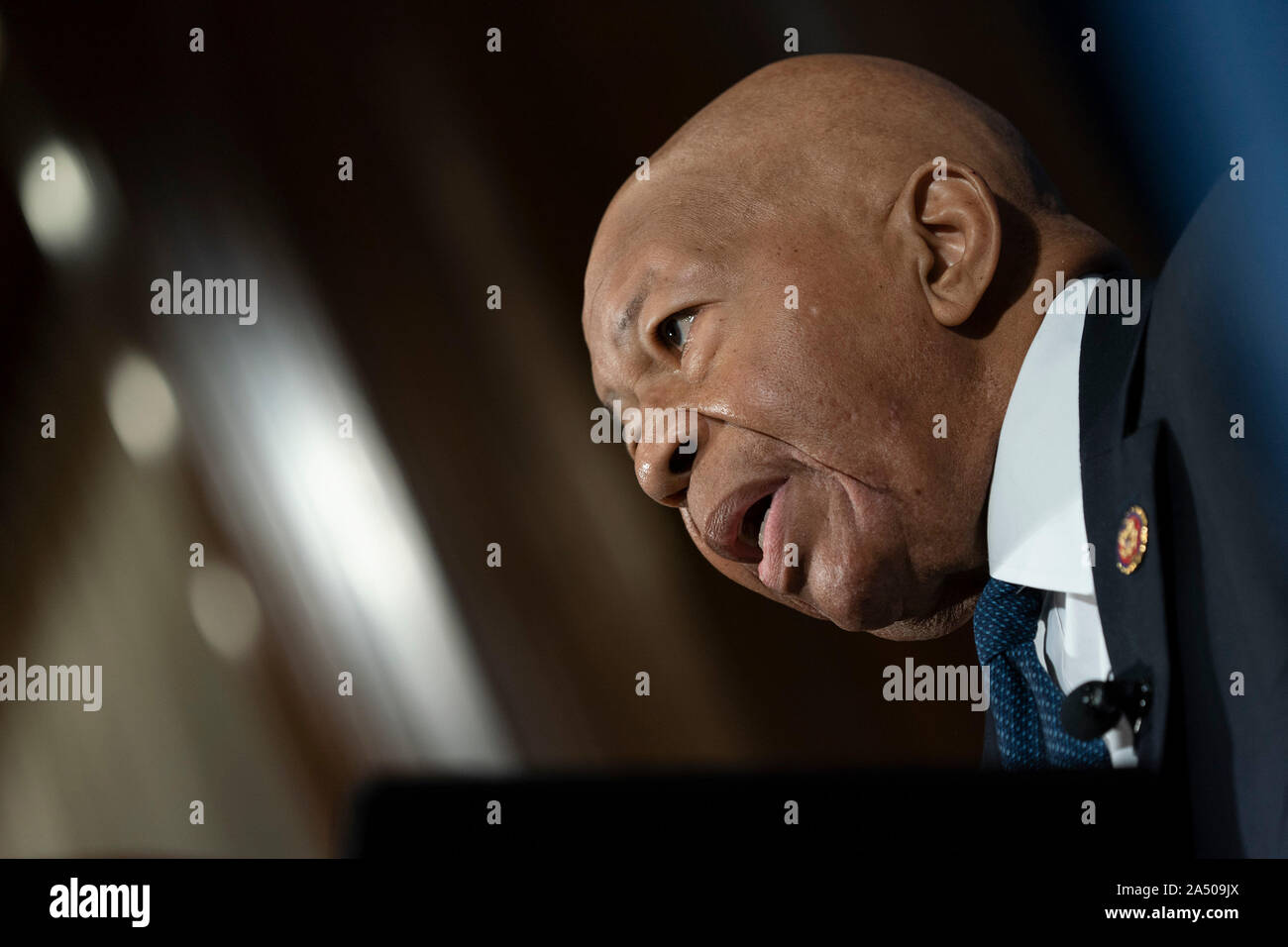 ***PHOTO*** Elijah Cummings est décédé à 68. Représentant des États-Unis Elijah Cummings (démocrate du Maryland), Président de la chambre de surveillance et la réforme du gouvernement, porte sur les garnitures de pain au National Press Club, à Washington, DC le mercredi, Août 7, 2019. Crédit : Chris Kleponis/CNP /MediaPunch Banque D'Images