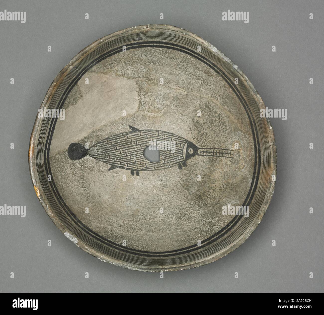 Bol à poisson, c. 1000-1150. La Mogollon des Mimbres région produit des milliers de bols peints de noir et blanc de dessins sur leurs intérieurs. L'élégante gamme de modèles géométriques d'abstraire les humains et les animaux. Sens peuvent débattre en partie dans la forme bombée de la pétanque, qui souvent ont été rituellement percé avant qu'ils ont été placés au-dessus de la tête du défunt dans les tombes. Peut-être, comme les peuples autochtones, le Pueblo moderne croit que le ciel Mimbres était un dôme percé pour permettre le passage entre mondes, comme de la royaume des vivants pour les morts. Banque D'Images