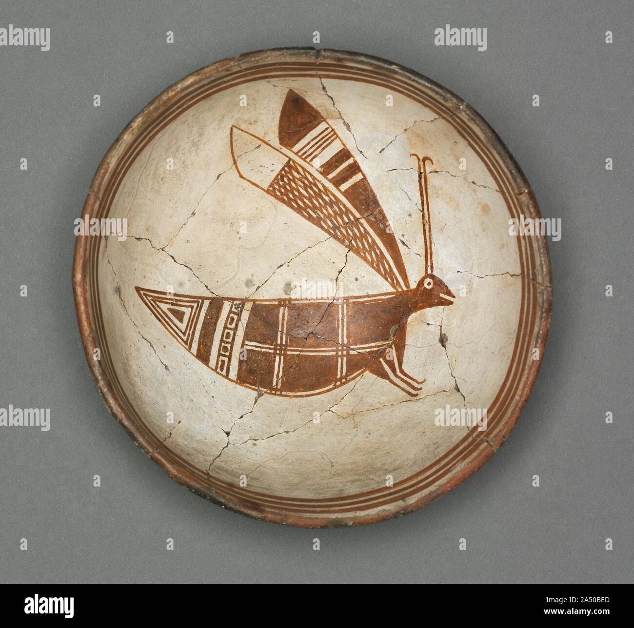 Bol avec sauterelle, c 1000-1150. La Mogollon des Mimbres région produit des milliers de bols peints de noir et blanc de dessins sur leurs intérieurs. L'élégante gamme de modèles géométriques d'abstraire les humains et les animaux. Sens peuvent débattre en partie dans la forme bombée de la pétanque, qui souvent ont été rituellement percé avant qu'ils ont été placés au-dessus de la tête du défunt dans les tombes. Peut-être, comme les peuples autochtones, le Pueblo moderne croit que le ciel Mimbres était un dôme percé pour permettre le passage entre mondes, comme de la royaume des vivants pour les morts. Banque D'Images