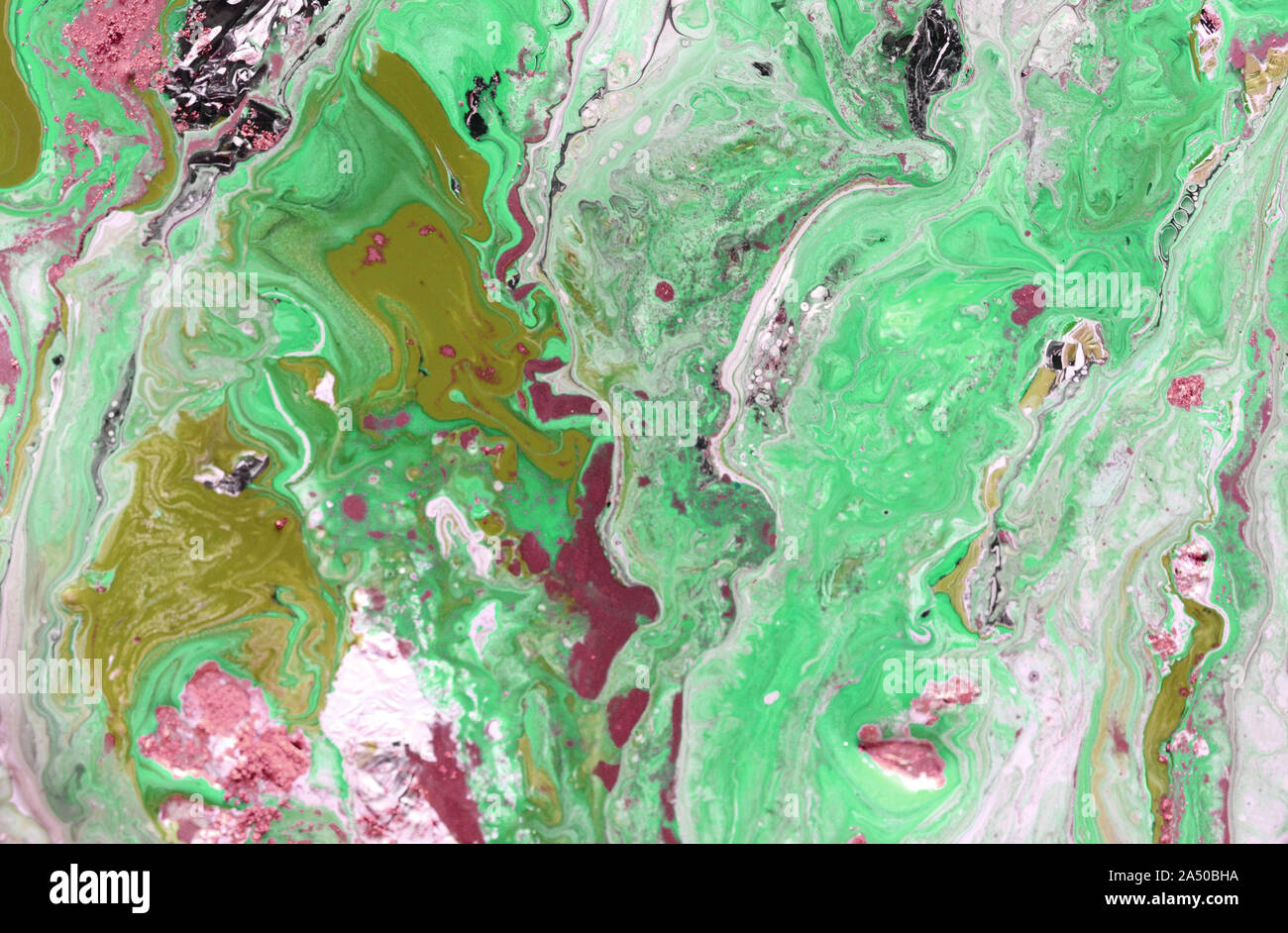 Forêt de couleur vert, rose et gris dim rayures brunes sur toile, le textile, le papier. Pinceau à la main, les gouttes et les traits d'huile ou de la peinture acrylique. Banque D'Images