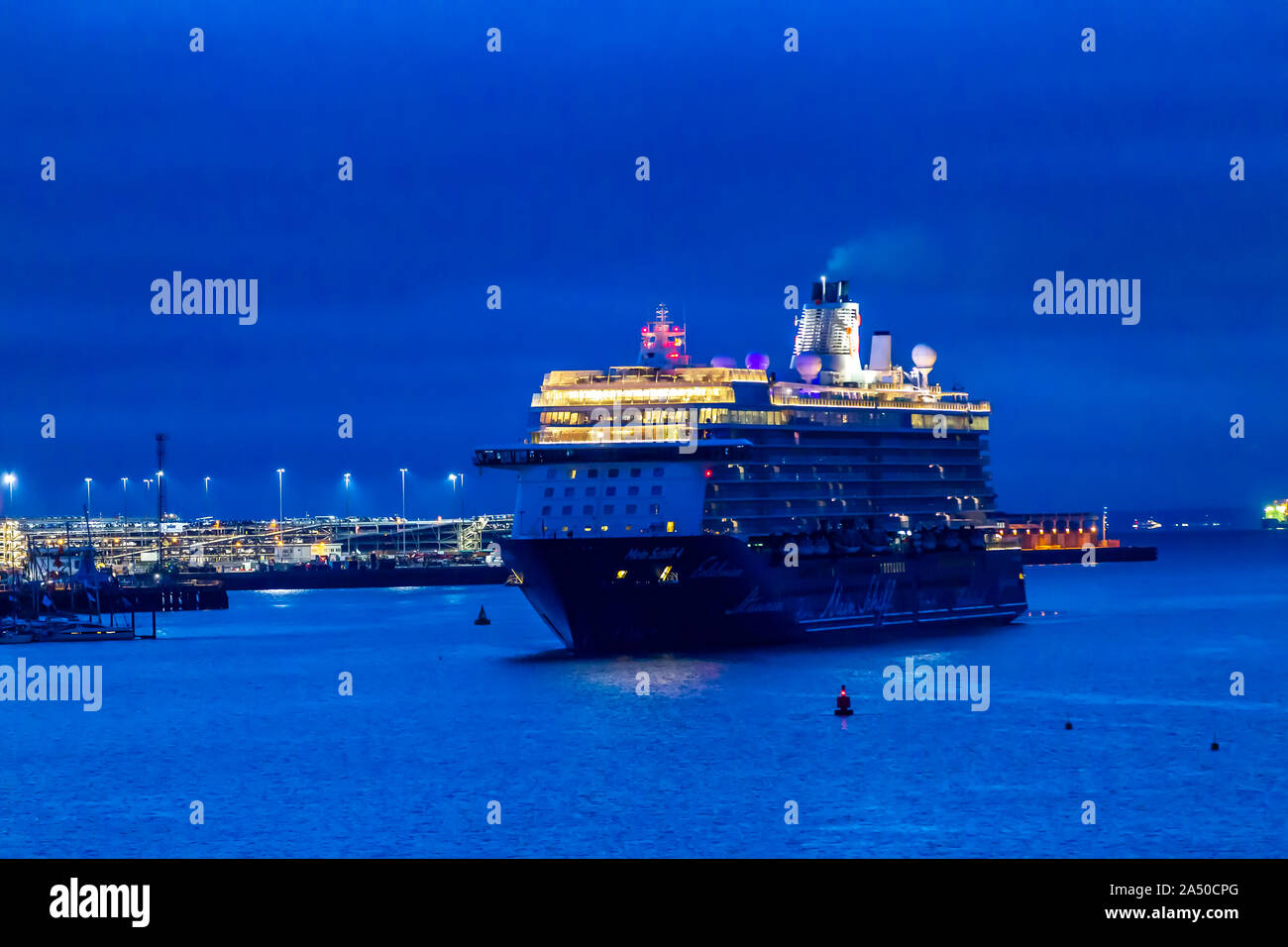 TUI Cruises navire Schiff principal 4 Entrée en port durant l'heure bleue, Southampton, Hampshire, Royaume-Uni. Banque D'Images