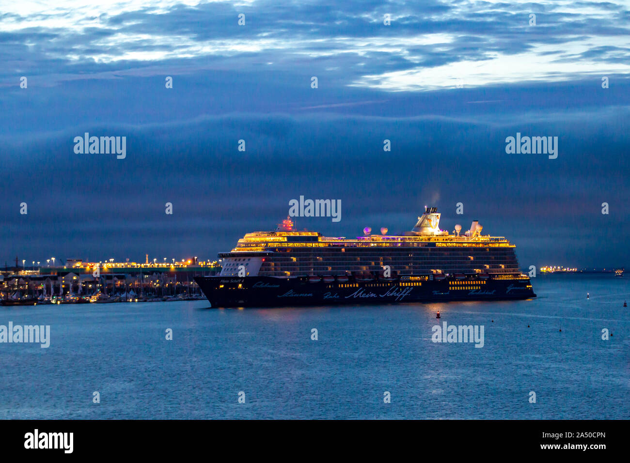 TUI Cruises navire Schiff principal 4 Entrée en port durant l'heure bleue, Southampton, Hampshire, Royaume-Uni. Banque D'Images