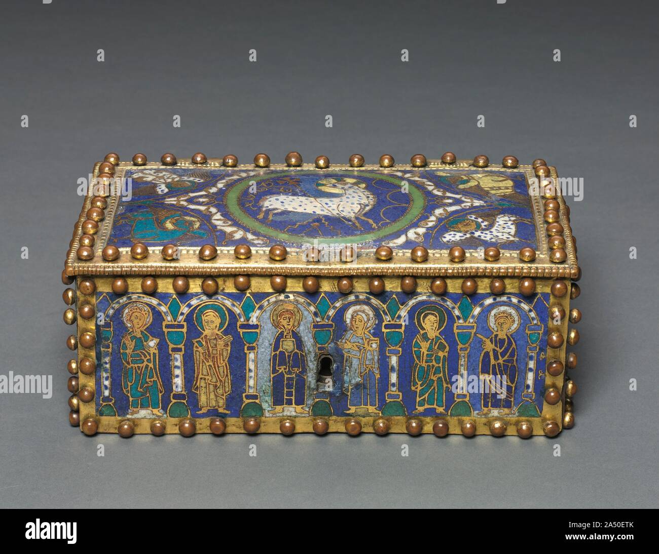 Cercueil, 1100-1150 ?. Cette champlev&# xe9 ; cercueil émail appartient à un groupe distinct de neuf objets étroitement liés qui se caractérise par l'éclat des couleurs de leur décoration émail et des rangées de broches sphériques placés le long des bords de chaque plaque d'émail. L'analyse par rayons X récente suggère que le cercueil servit d'abord de position pour un autel croix. Une telle fonction est attesté dans au moins trois cercueils connexes (à Copenhague, Hildesheim et Berlin). Le cercueil&# x2019;s caractéristiques du programme iconographique des 12 apôtres, placés sous arcades (sur les côtés longs), la Crucifixion et le Christ en majesté Banque D'Images