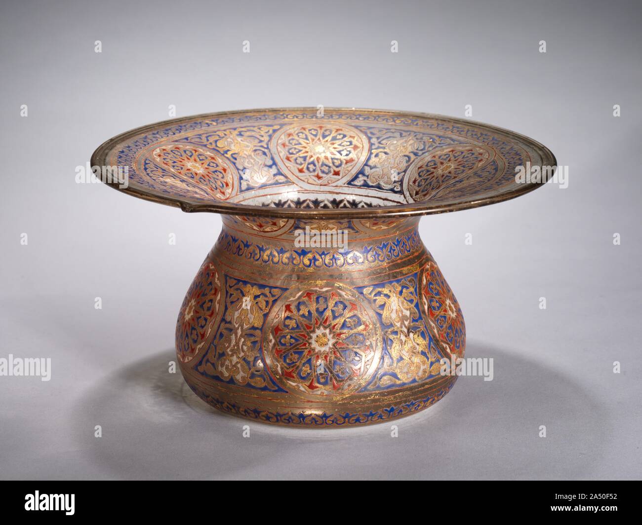 Crachoir de cérémonie ou bassin, ch. 1900. Ce fameux objet est renommé pour sa forme caractéristique et intense couleurs émail formant trouver star et les modèles de feuilles. Il a été considéré comme unique jusqu'à récemment lorsqu'un autre essai qui semblait comme "modernes." Cet exemple remonte à 1913, bien après le 19ème siècle ont fait des imitations en Europe. Bien que les érudits considèrent le verre du musée authentique de l'objet, il est également à l'essai. Banque D'Images