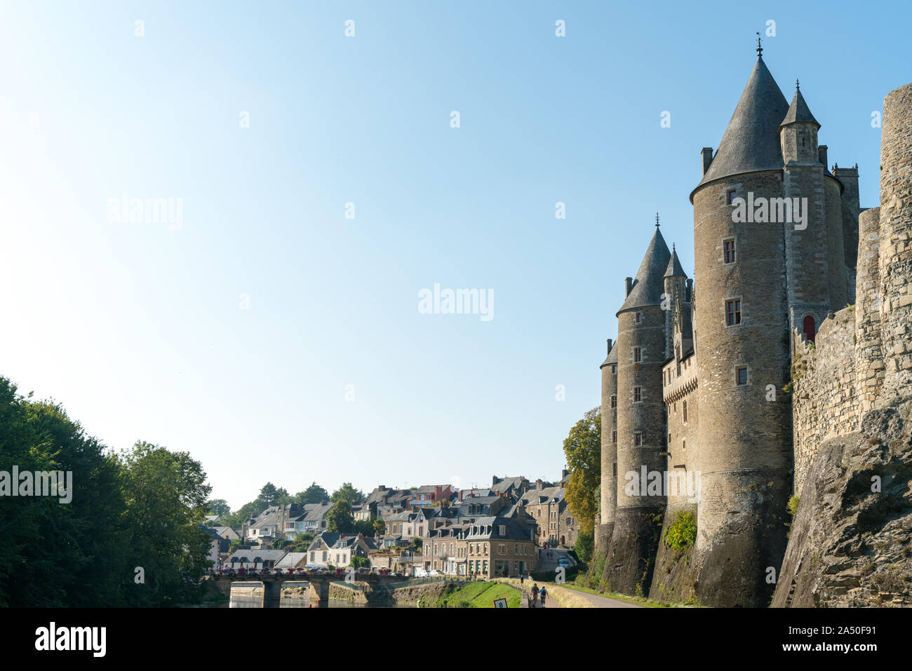 Josselin, Bretagne / France - 26 août 2019 : la rivière Oust et village et Château de Josselin château de Josselin en Bretagne Banque D'Images