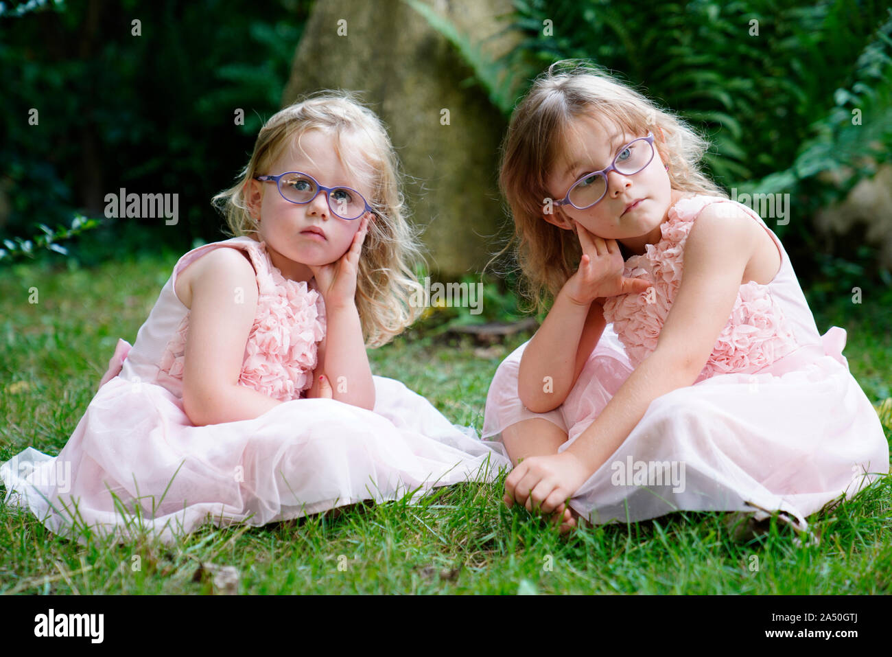 6 ans, 3 ans, deux filles, Sœurs, Portrait, Karlovy Vary, République Tchèque Banque D'Images