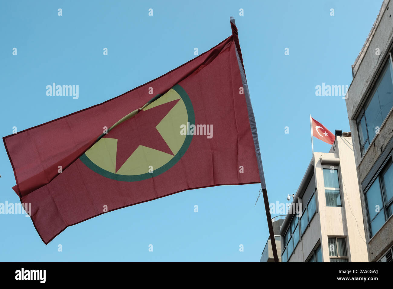 Tel Aviv, Israël. 17 octobre, 2019. Transporter des manifestants du parti kurde drapeaux et signe en faveur des Kurdes et condamnant l'offensive de la Turquie, dans le nord-est de la Syrie comme ils manifester devant l'ambassade de Turquie en Israël. Credit : Alon Nir/Alamy Live News. Banque D'Images
