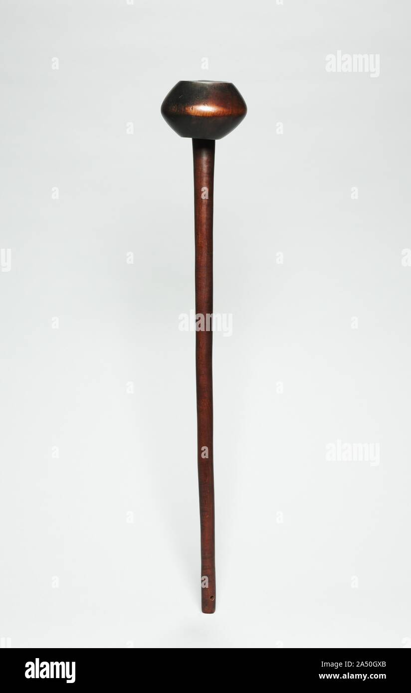 Club ("Knobkerrie"), fin des années 1800 ou au début des années 1900. Relativement peu de bois ont été traditionnellement utilisé pour la chasse et les combats et sont habituellement appelés knobkerries. Le nom fait référence à la caractéristique du bouton sphérique de bois ou au sommet d'une tête de l'arbre cylindrique. Les boutons peuvent être décorées avec des clous en cuivre ou laiton ou taillés en différentes formes et formes. Cette non-figurative patiné club, avec ses panneaux d'arrêt bouton sphérique, est un exemple classique d'un style Zulu. Banque D'Images