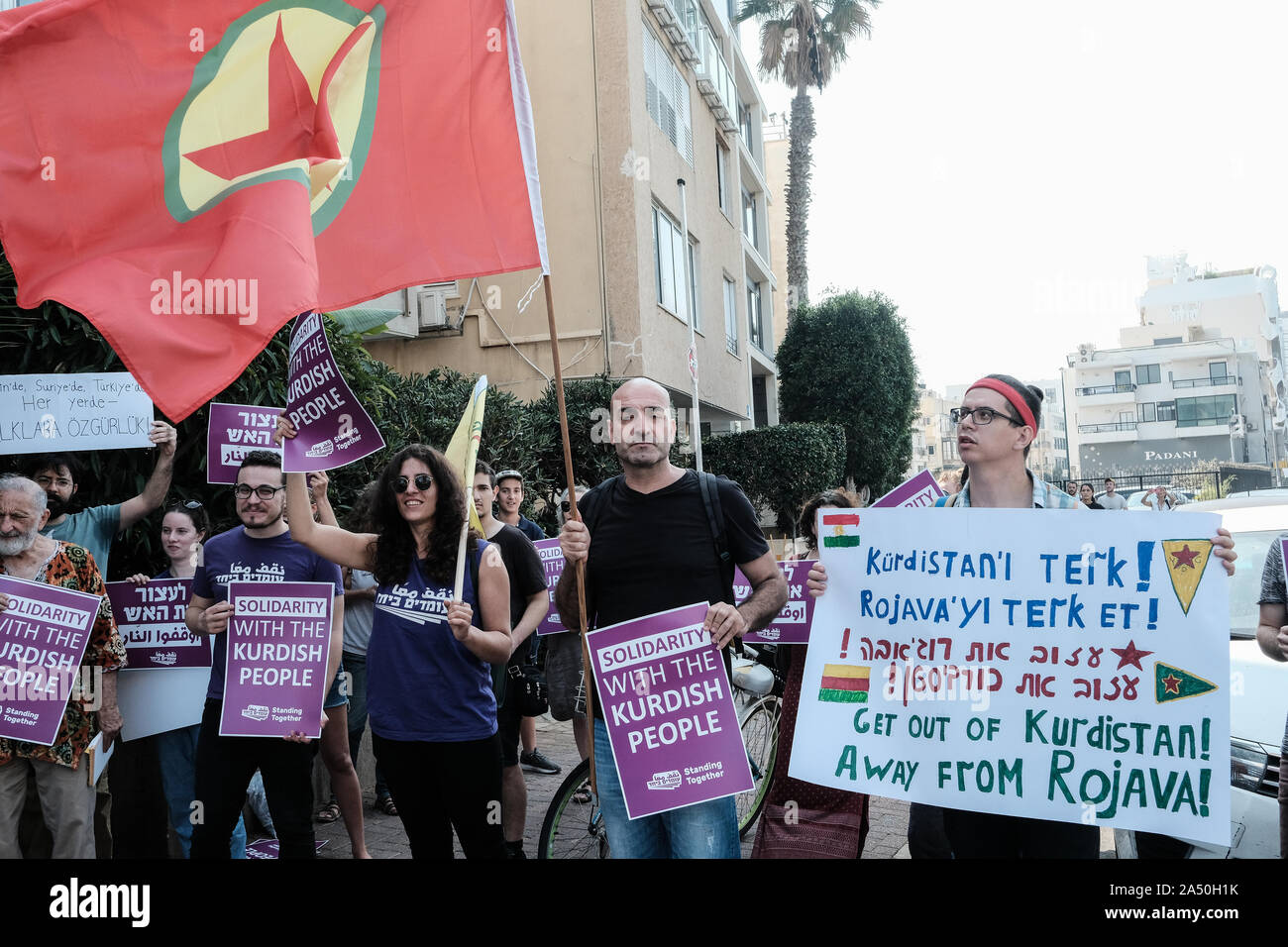 Tel Aviv, Israël. 17 octobre, 2019. Transporter des manifestants du parti kurde drapeaux et signe en faveur des Kurdes et condamnant l'offensive de la Turquie, dans le nord-est de la Syrie comme ils manifester devant l'ambassade de Turquie en Israël. Credit : Alon Nir/Alamy Live News. Banque D'Images