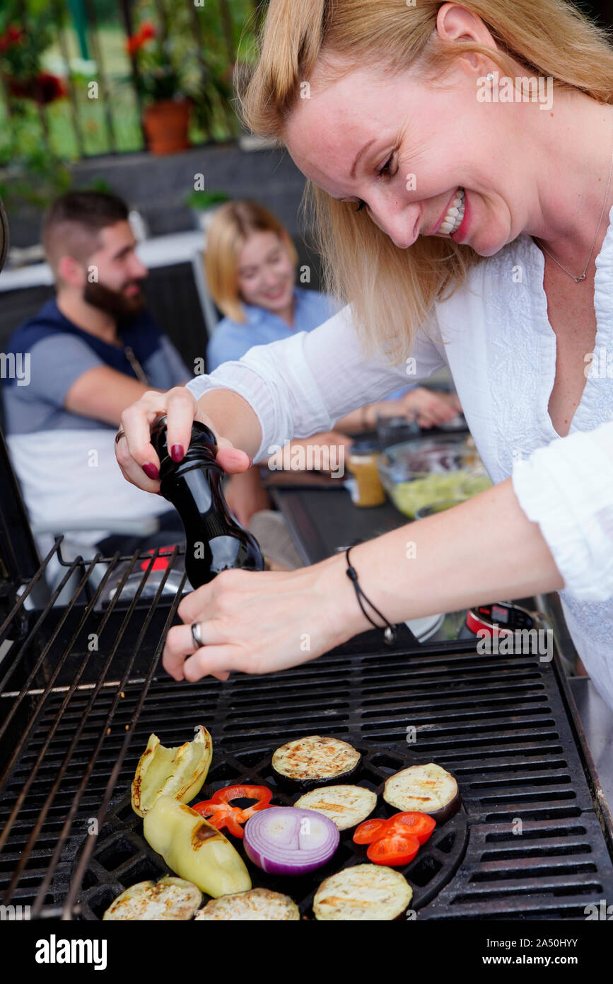 Femme au barbecue, Karlovy Vary, République Tchèque Banque D'Images