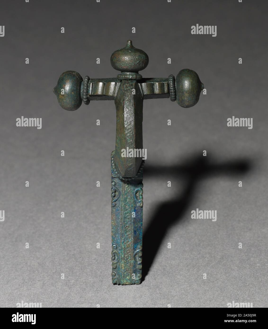 Crossbow péroné), ch. 350-400. Un péroné a été un vêtement qui a fonctionné un peu comme fermoir moderne une goupille de sécurité. Depuis les boutons n'étaient pas utilisés dans l'antiquité, fibules étaient utilisés pour maintenir un couvert fermé. Ils étaient portés par les hommes et les femmes, généralement sur l'épaule droite, et produits en diverses tailles et formes. Parce qu'ils étaient très visibles, ils ont souvent reçu accessoires dorure décorative, marqueterie, ou "oignon"- dômes en forme. Crossbow fibules ont été introduits par les Romains et sont nommés pour leur ressemblance avec l'arme. Décoration et des caractéristiques techniques de ce groupe suggèrent t Banque D'Images