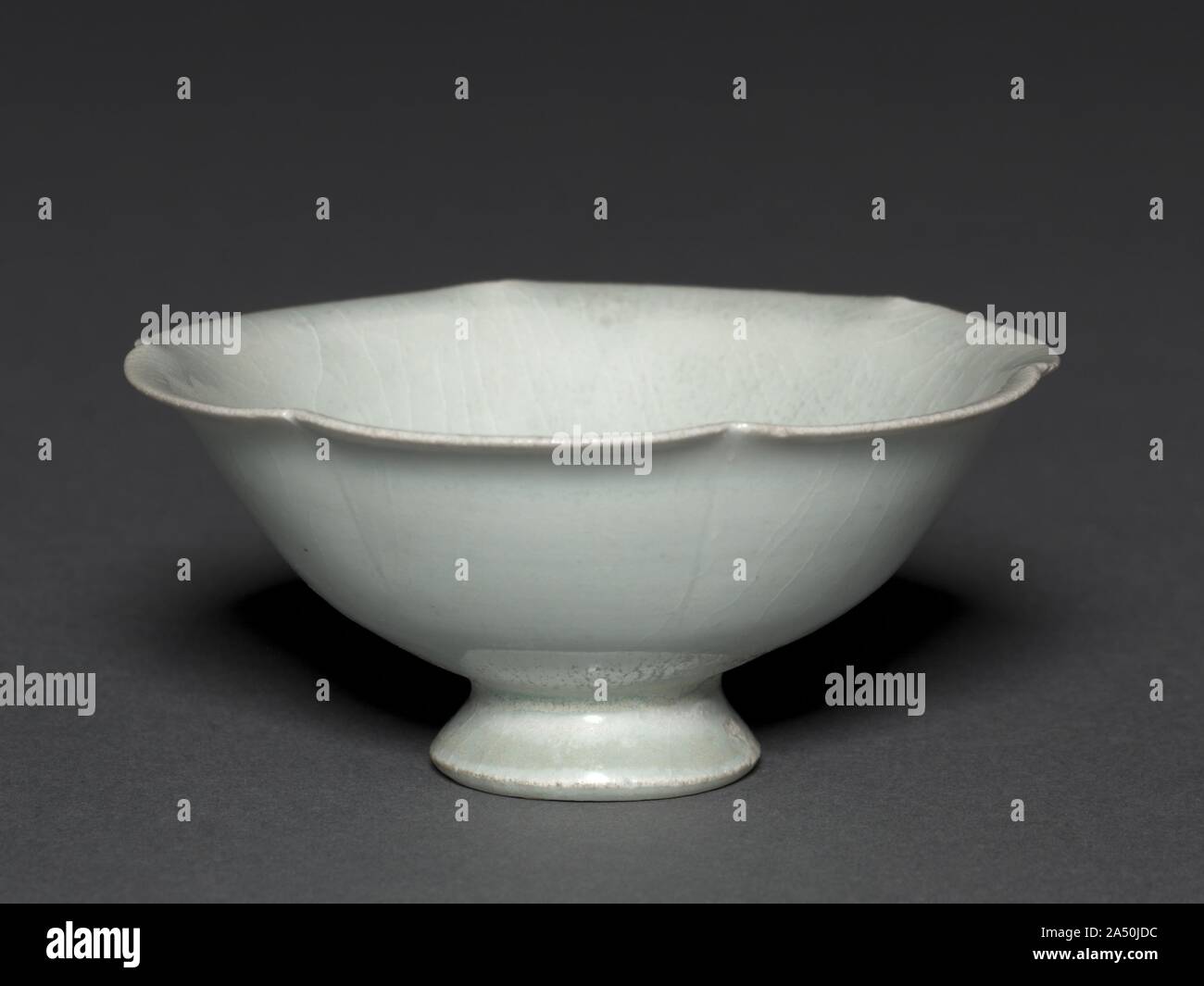 Tasse et socle, 1100s. Les fours de Jingdezhen dans la province a produit une porcelaine extrêmement délicate faite à partir de la ressources locales de kaolin (argile blanche) et la Chine (une roche feldspathique petuntse appelé chine pierre). C'est un vitrage avec glaçage blanc-bleu clair, d'où le nom qingbai ("bleu-blanc") ou yingqing ombre ("bleu") pour ce type de ware. Banque D'Images