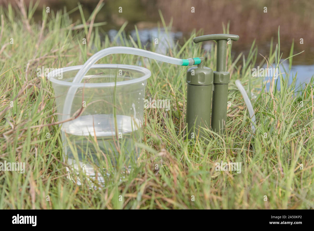 Les techniques de survie. Renseignements personnels 1 micron filtre à eau  en céramique par purificateur d'rivière. Sortie de l'eau potable marquées  en vert. L'eau pure l'eau d'urgence concept Photo Stock - Alamy