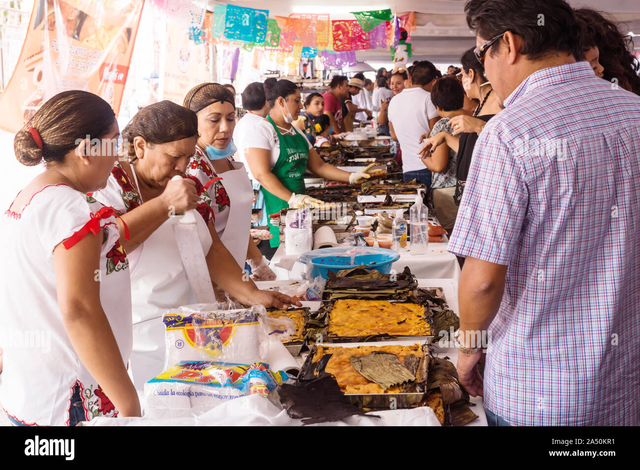 Merida, Mexique - 28 octobre 2018 : Pibes traditionnelles de maïs, de poulet plat enveloppé dans banana leafes vendus sur les tables pour le Jour des morts dans le parc de San Sebastian Banque D'Images