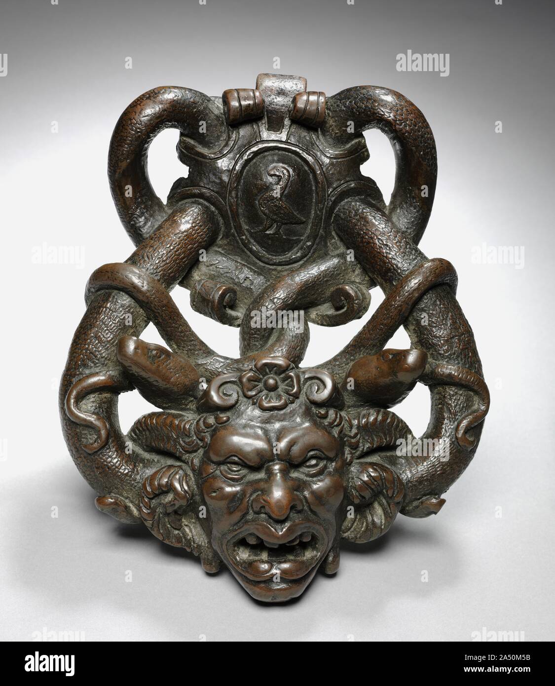 Doorknocker avec tête de Gorgone, mi 1500s. Venise a été un centre pour de nombreux fondateurs de bronze qui a fait élaborer pour doorknockers palace portes dans toute la ville. Bien que l'utilitaire, ces objets étaient destinés à impressionner comme oeuvres d'art dans leur propre droit. La présence de serpents qui la bobine de cette redoutable chef suggèrent que c'est la Méduse, l'une des trois sœurs du démon de la mythologie grecque, connue sous le nom de gorgones. Selon certaines légendes, Méduse était une belle femme qui, après avoir une liaison avec le dieu Poséidon dans le temple d'Athena, a été transformée par la déesse en une bête à Poil de serpent. Banque D'Images