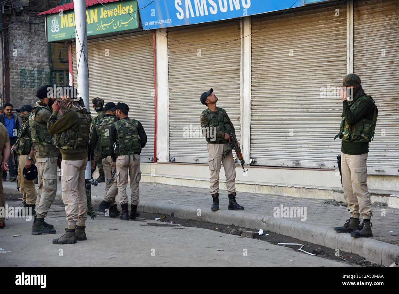 Soldats indiens stand on guard après une grenade à Srinagar.Au moins 7 personnes ont été blessées après l'explosion d'une grenade au centre-ville Lal chowk, à Srinagar, capitale d'été du Cachemire indien. Banque D'Images