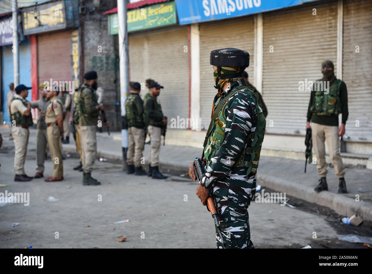 Soldats indiens stand on guard après une grenade à Srinagar.Au moins 7 personnes ont été blessées après l'explosion d'une grenade au centre-ville Lal chowk, à Srinagar, capitale d'été du Cachemire indien. Banque D'Images