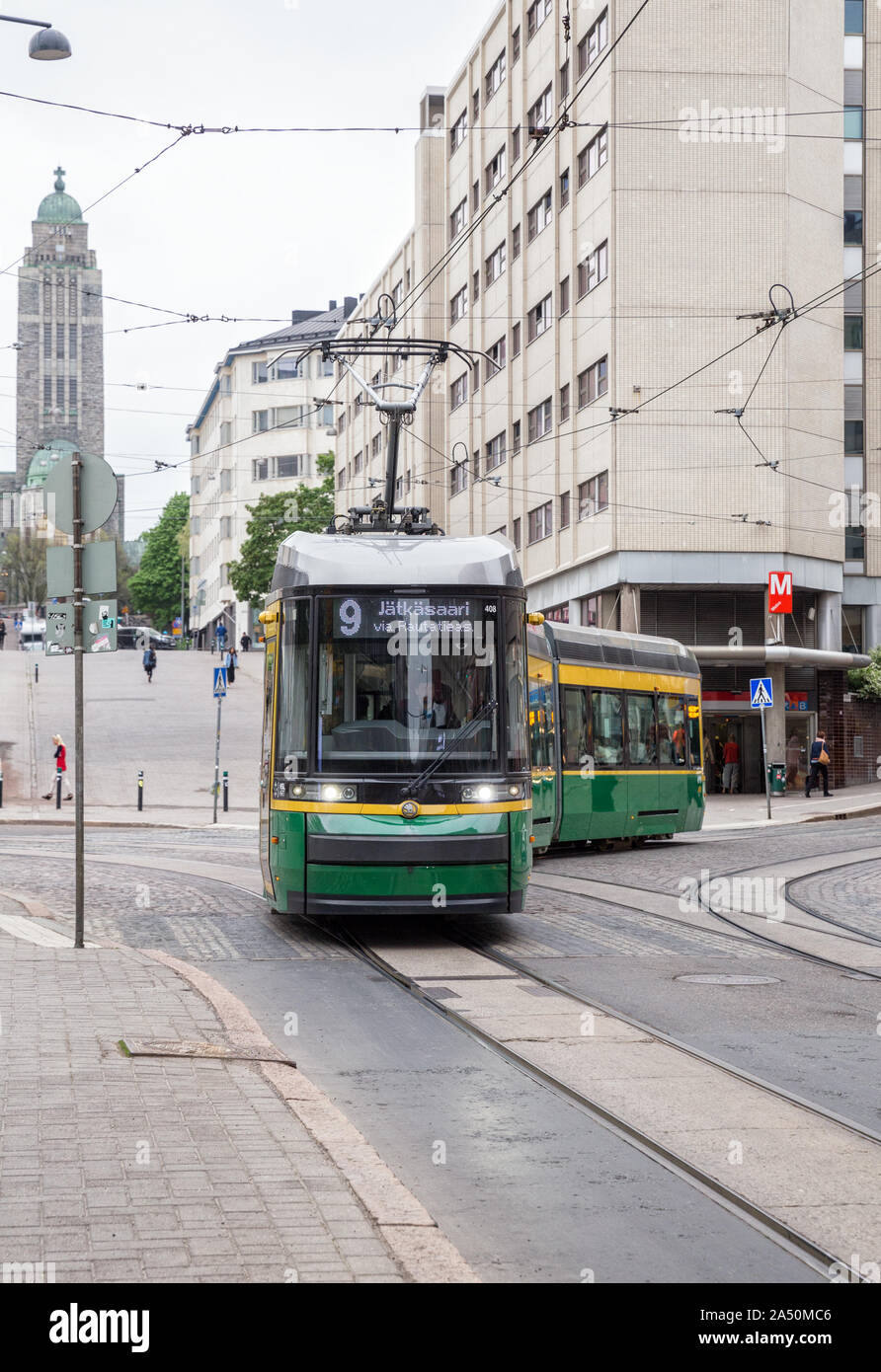 HELSINKI, FINLANDE - le 23 mai 2019 : Skoda nouveau tramway vert sur la rue d'Helsinki se tourne contre la toile de fond de l'Église Kallio Banque D'Images