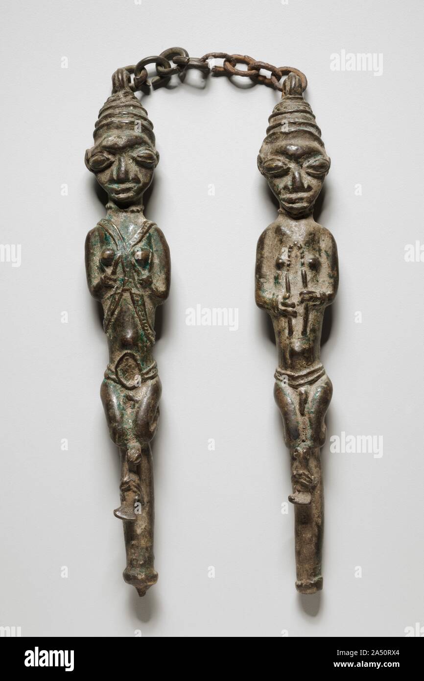 La figure de paire, années 1800. Castings en laiton ou en bronze représentant une femme et homme rejoint par une chaîne sont l'un des principaux symboles de l'appartenance à la puissante Oshugbo/Ogboni society. Le conseil d'hommes et de femmes anciens dirigeants sélectionnés et décidé toutes les questions judiciaires importantes chez les Yoruba. Les chiffres paires reportez-vous à la symbolique de l'adhésion de la société et leurs décisions communautaires, ainsi que toutes les femmes et les hommes de la communauté, et le couple fondateur d'origine. Banque D'Images