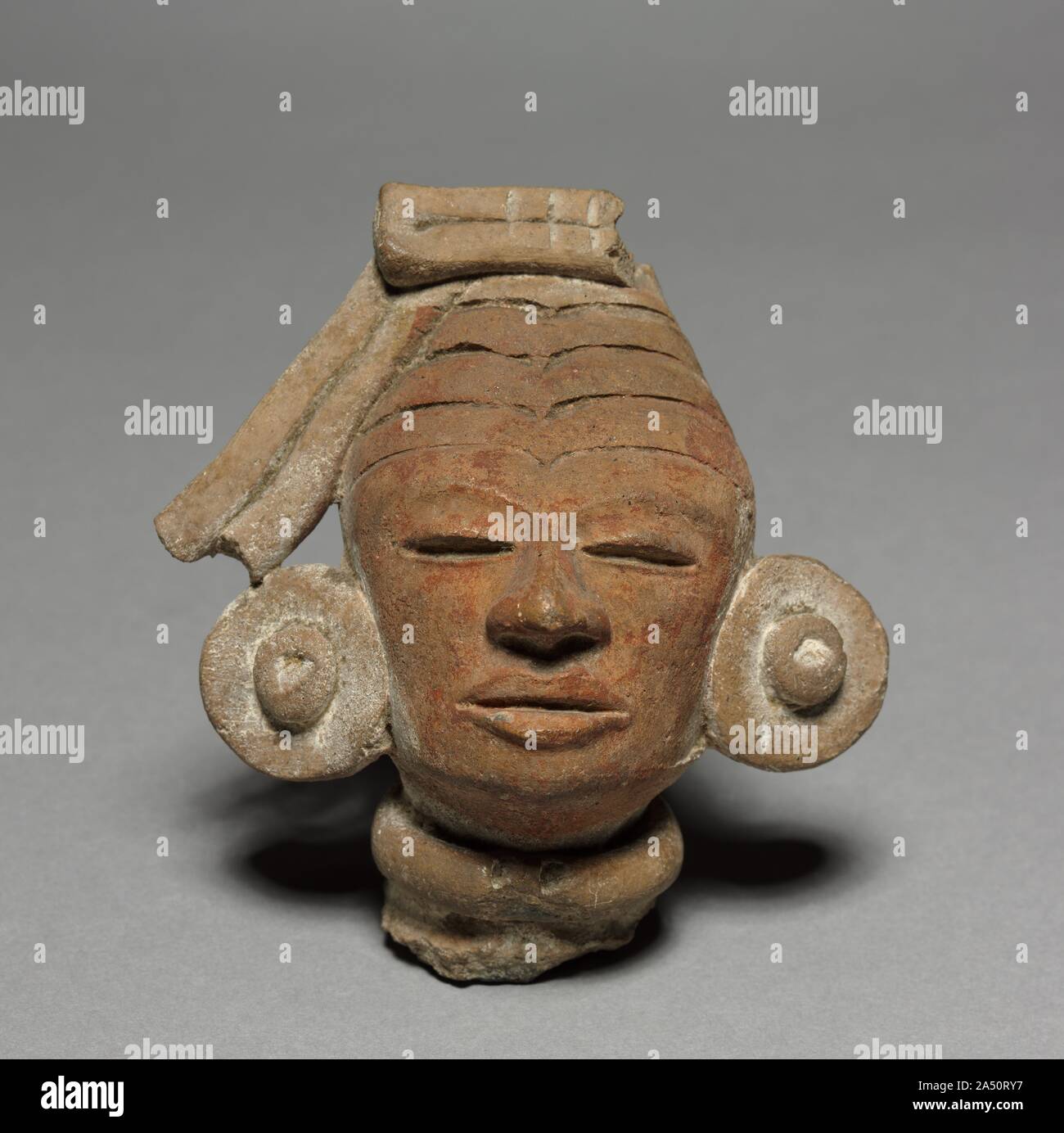Tête de figurine, Fragment 350. Les premières figurines de Teotihuacan sont modélisés à la main, alors que plus tard les spécimens ont été produites avec des moules. Ce très grand exemple a un moule fait de tête, avec des traits de visage retouché avec soin à la main. Figurines en terre cuite ont été faites en grande abondance tout au long de l'histoire de Teotihuacan, et peut avoir été utilisé dans les rituels religieux. Banque D'Images