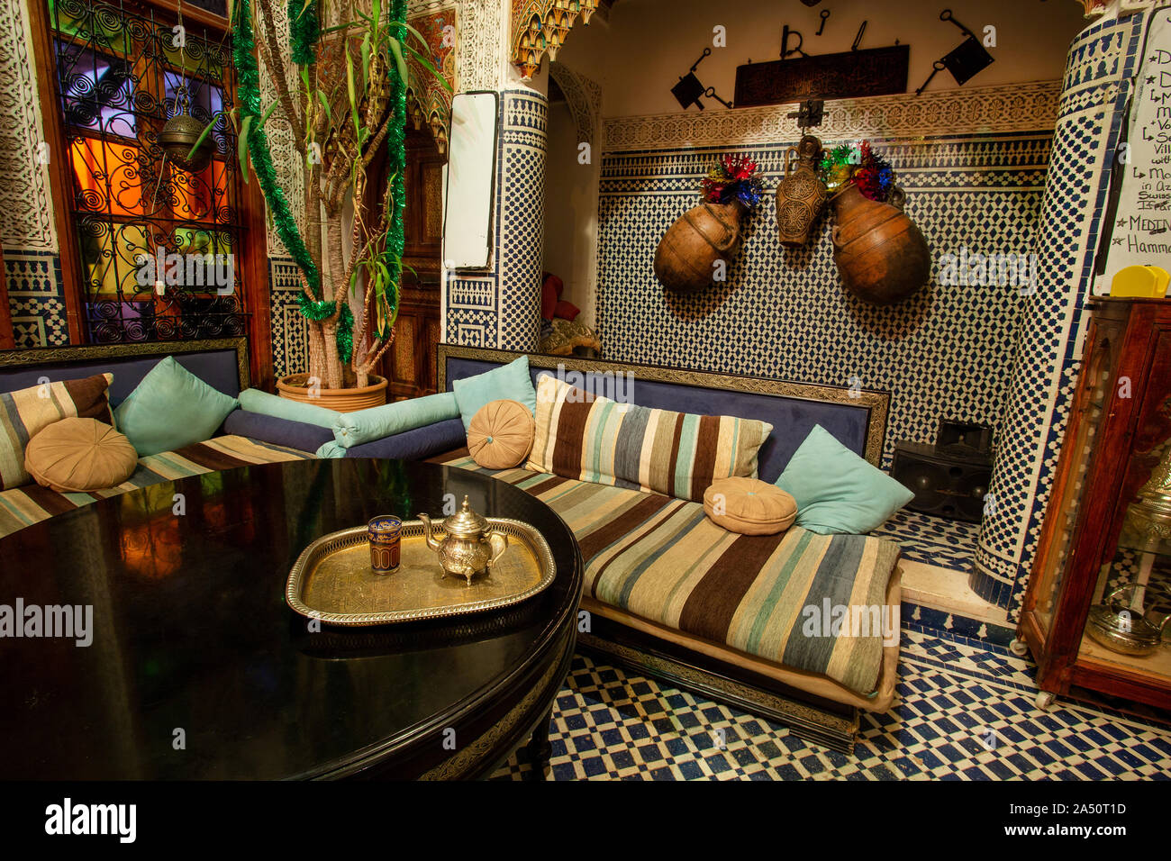 L'intérieur typique dans de petits carreaux marocains avec merci. Le Thé sur la table basse Banque D'Images