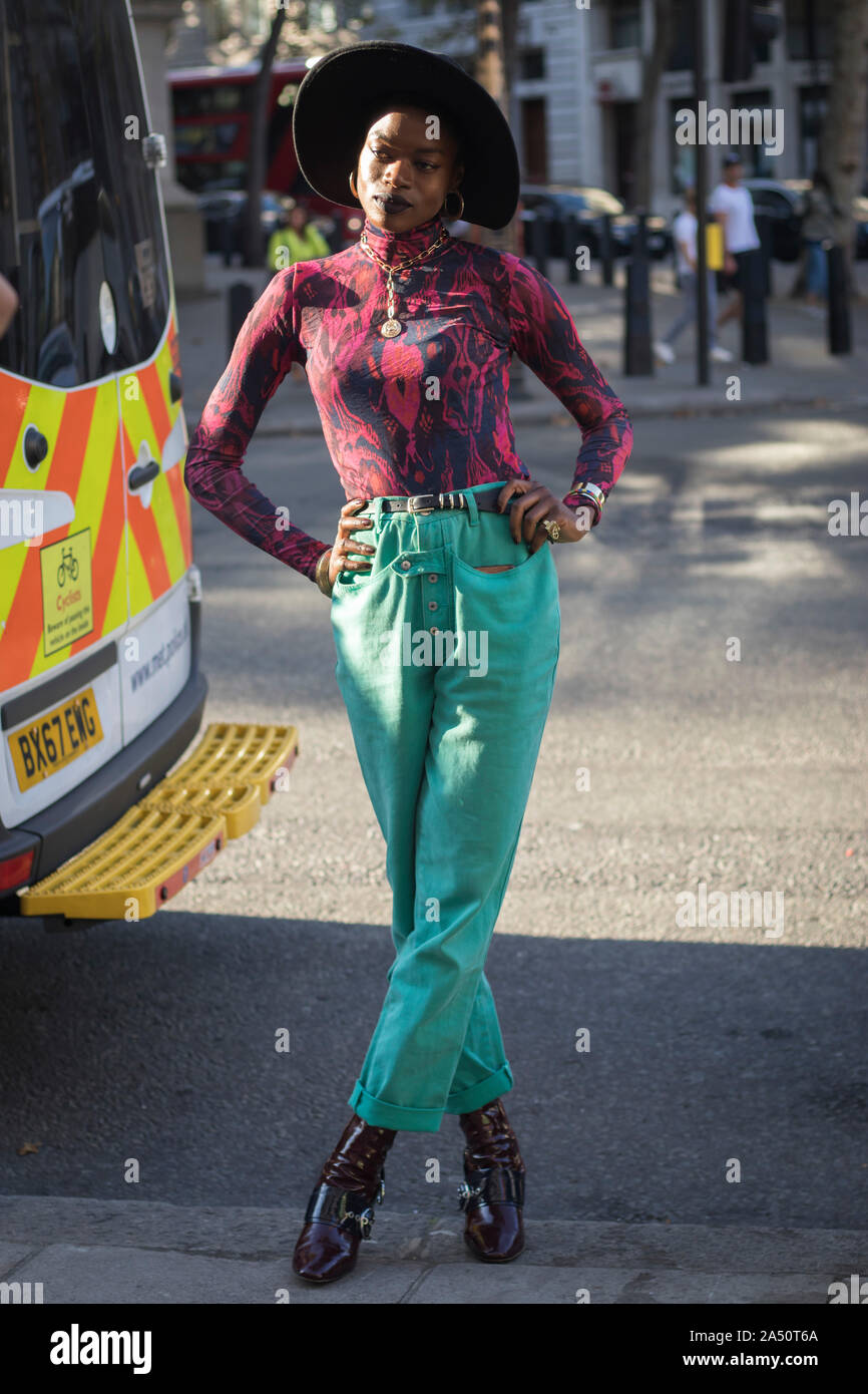 LONDON, UK- 13 septembre 2019 : les gens dans la rue au cours de la London Fashion Week. Fille de Jean slim noir, un col roulé de bourgogne et d'un large-brimm Banque D'Images