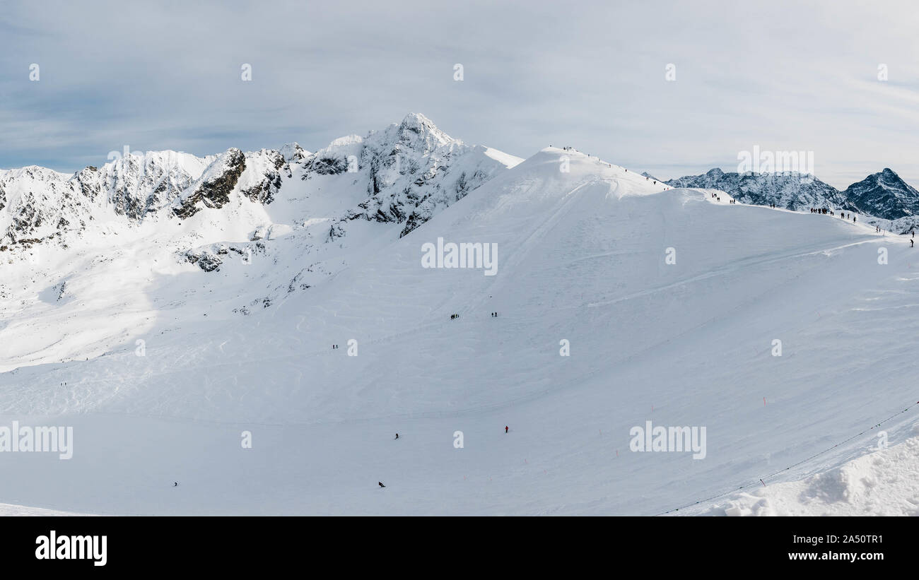 Vue d'hiver de Kasprowy Wierch Peak sur pente de ski et Swinca point culminant. Banque D'Images
